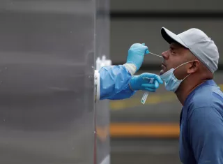 En las últimas 24 horas se aplicaron 8,276 nuevas pruebas diagnósticas de las cuales 1,203 dieron positivo. EFE