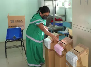 Las elecciones comenzaron a las  8:00 a.m. y se prolongarán hasta las 5:00 p.m. En la apertura de las urnas se ha observado a los electores en fila en los centros de votación