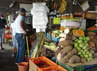 Vendedores del mercado de abastos provisional de La Chorrera.