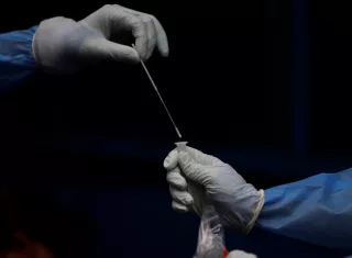 Fotografía de archivo en la que se registró a personal sanitario al realizar pruebas de detección de covid-19, en Ciudad de Panamá