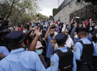 Seguidores del expresidente de Honduras, Juan Orlando Hernández, se reúnen para apoyarlo a los alrededores de la Corte Suprema de Justicia donde comparecerá hoy, en Tegucigalpa (Honduras). EFE