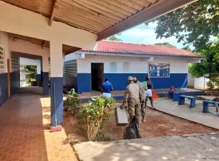 Unidades del Senan junto a la asociación de padres de familia del C.E.B.G La Esmeralda, realizaron jornadas de limpieza de salones, áreas verdes, arreglo de sillas en apoyo al Meduca.