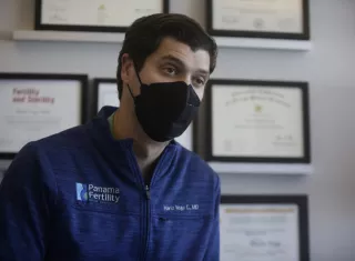 En la imagen aparece el médico Mario Vega Croker . EFE