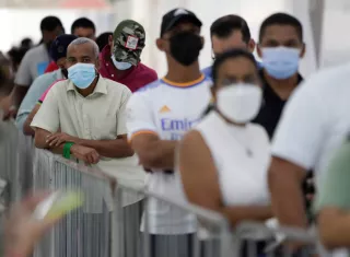 Personas hacen fila para ser vacunadas contra la covid-19, en el centro comercial Albrook Mall de Ciudad de Panamá (Panamá). EFE
