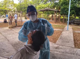 Las autoridades de salud continúan realizando jornadas de hisopados para detectar el Covid-19.
