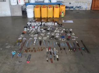 Decomisaron un arma de fuego, calibre 22, un proveedor, municiones, platinas, celulares, chip de celulares, chicha fermentada, router, entre otros artículos.