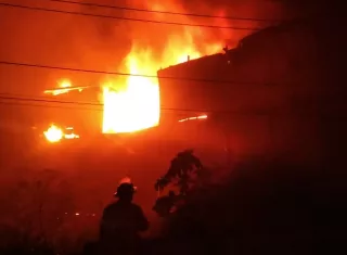 Debido a la intensidad del calor, muchas de las paredes del inmueble colapsaron.