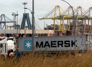 Un contenedor de Maersk, en el Puerto de Valencia, en una fotografía de archivo. EFE
