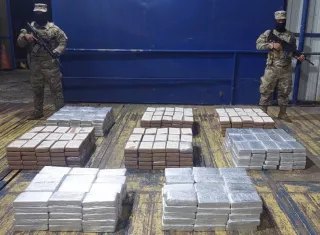 Los paquetes de droga estaban dentro de varios maletines.