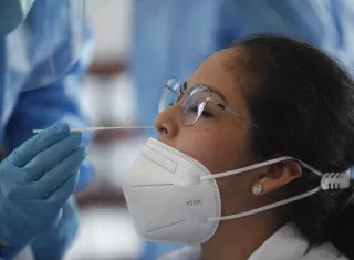 Mujer se somete a una prueba hisopado para la detección de la covid-19, en Ciudad de Panamá. EFE