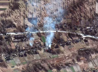 Imágenes muestran un convoy militar y varias columnas de humo en Ivankiv, Ucrania. EFE / Archivo