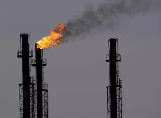 Chimeneas en una refinería de gas y petróleo, en una fotografía de archivo. EFE