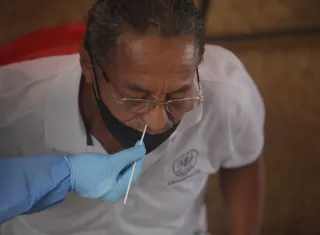 Una persona se realiza una prueba para detectar la covid-19 en Ciudad de Panamá