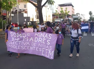 Las manifestantes portaban pancartas con mensajes en defensa de la mujer. Fotos: Alexander Santamaría 