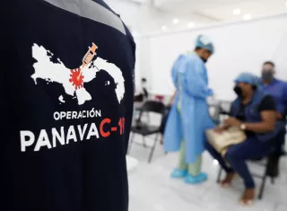 Personal médico vacuna contra la COVID-19. EFE Archivo