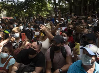 Personas esperan hoy por información frente a la Embajada de Panamá, tras la medida que impone la necesidad de un visado de tránsito para todos los cubanos que entren a ese país, en La Habana (Cuba). EFE