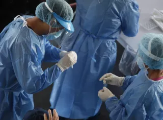 Personal sanitario durante una jornada de recolección de muestras para la detección de la covid-19, en Ciudad de Panamá (Panamá). EFE