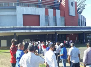 Participantes de la audiencia ingresan a la Arena Roberto Durán. Foto: Landro Ortiz
