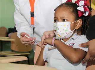 “Las vacunas no son obligatorias, las vacunas son necesarias para proteger la vida, pero se aplican siempre y cuando los padres lo autoricen”, afirmó Berrío.