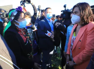 La ministra del Interior y Seguridad Pública de Chile, Izkia Siches (d), participa en una visita a la Araucanía, en el sur del país. EFE