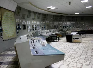 Cinco minutos. Ese es el tiempo que se puede permanecer en la sala de control número 4 de Chernóbil, congelada en el tiempo desde la madrugada del 26 de abril de 1986.  EFE