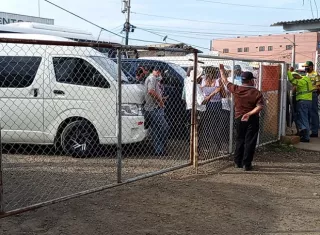 Los transportistas bloaqueron la entrada a las oficinas del MOP en Panamá Oeste.
