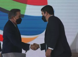 El mandatario Laurentino Cortizo estrecha la mano al presidente de la Cámara de Comercio, Industrias y Agricultura de Panamá, Jorge García Icaza, organizador de la feria internacional
