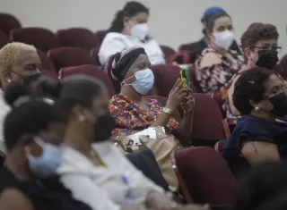Mujeres participan del lanzamiento del estudio del Fondo de Población de las Naciones Unidas (UNFPA) de la violencia hacia las mujeres afrodescendientes, hoy en Ciudad de Panamá (Panamá). EFE