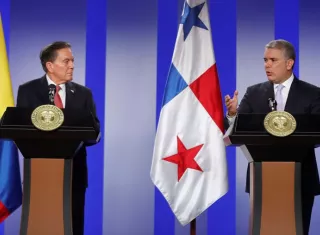 El presidente colombiano, Iván Duque (d), junto a su homólogo de Panamá, Laurentino Cortizo (i), en una fotografía de archivo. EFE