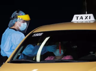 Toma de una prueba para detectar la covid-19 en un puesto en el estadio nacional Rod Carew, el 19 de enero 2021 en Ciudad de Panamá (Panamá). EFE Archivo