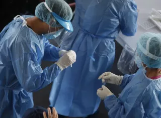 Después de la aplicación de 5,755 nuevas pruebas diagnósticas en la última jornada, se detectó la enfermedad del SARS-CoV-2 en 799 casos. EFE