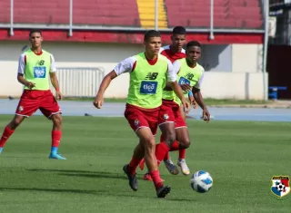 Práctica de ayer del equipo Sub-20, el cual será definido mañana miércoles por su director, Ángel Sánchez. Foto: Fepafut