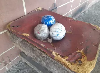 Las bolas estaban en un lote baldío.