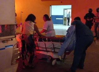 Llegada del herido al cuarto de Urgencias del Santo Tomás  Foto/Video: Alexander Santamaría