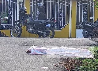 El cuerpo fue encontrado tendido en la calle, boca abajo. Foto: Alexander Santamaría 