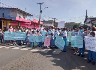 Vista de la protesta de educadores y estuidiantes de la escuela IIdaura Vieto.
