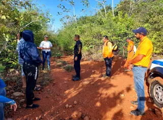 Según informes del Sinaproc en estas labores de búsqueda están cooperando familiares y vecinos de esta comunidad, los cuales se han dividido en dos grupos para cubrir las fincas de propiedad del hombre desaparecido.