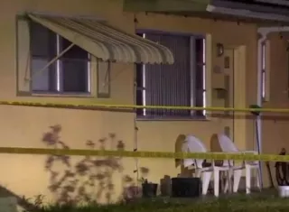 Ya esposada, la mujer se despidió de sus vecinos y les pidió disculpas por las molestias causadas.