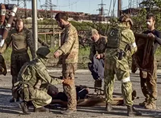 oldados rusos cacheando a militares ucranianos,tras salir de la acería de Azovstal, en Mariúpol. EFE