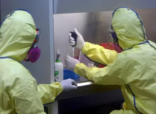 La transmisión entre humanos ocurre principalmente a través de gotitas respiratorias grandes. Foto Ilustrativa: EFE