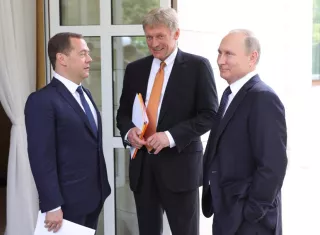 Imagen de archivo del presidente ruso, Vladímir Putin (d), el vicepresidente del Consejo de Seguridad del país, Dmitry Medvedev (i), y el portavoz del Kremlin, Dmitry Peskov. EFE