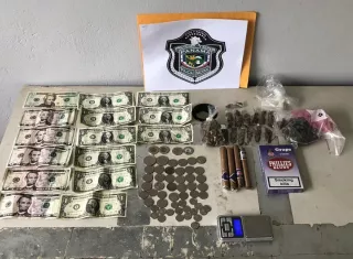 Presunta sustancias ilícitas, material para embalaje, pesa digital y dinero decomisado en Arraiján.