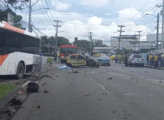 El pequeño auto quedó desbaratado. Landro Ortiz
