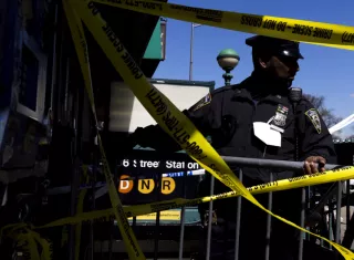 El sospechoso, que huyó de la escena, abrió fuego contra la víctima &quot;al azar&quot; cuando esta estaba a bordo de un tren de la línea Q. EFE