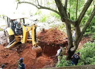 La excavación se concentró por más de dos horas en un área de terreno cerca de un árbol.