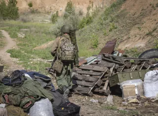 Un miembro de la milicia de la autoproclamada República Democrática de Donetsk, cerca de la localidad de Vasylivka, en primera línea del frente. EFE