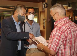 Director del proyecto en Panamá Metro Línea tres, Amatore Youn Ho Kim  y  alcalde de La Chorrera, Tomás Velásquez.