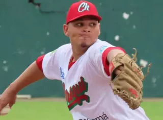 El pitcher Julio Avendaño ganó el partido por Chiriquí. Foto: Fedebeis