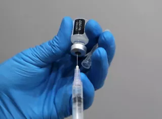 Fotografía de archivo de una dosis de la vacuna de Pfizer contra la covid-19. EFE