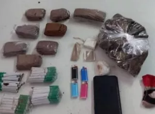 Ocultaba los artículos prohibidos en una carriola pegada al chasis.